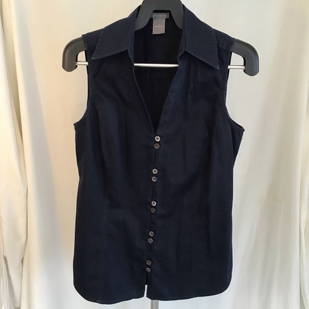 Ann Taylor navy sleeveless blouse size 2 no flaws